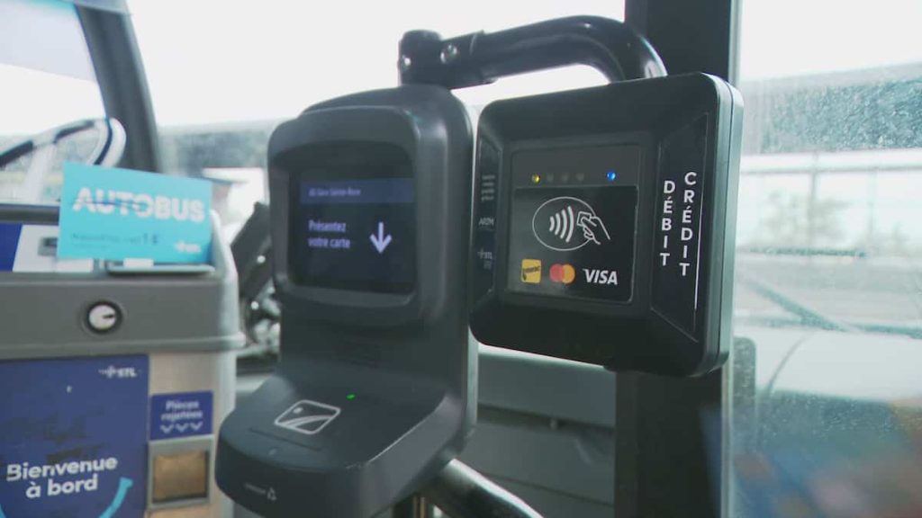 Payment by credit card on board buses in Laval: "It's definitely more practical"