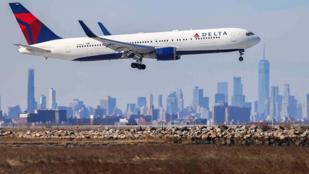 Larvae rain on passenger: A plane forced to turn around