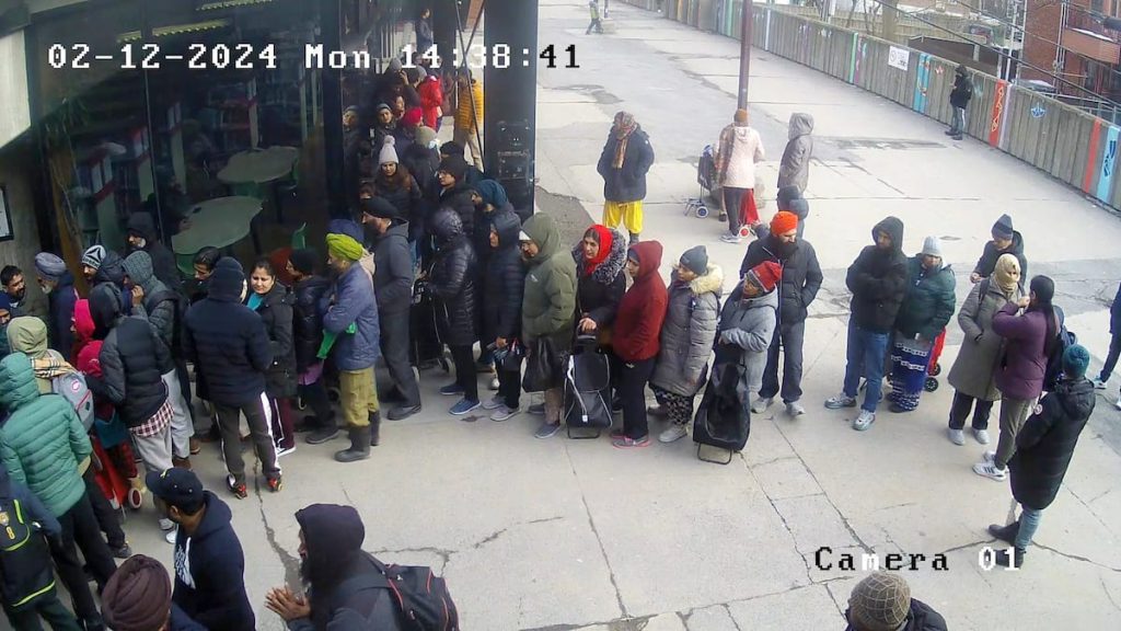 "These are hungry people": Police had to intervene in at least two organizations distributing food baskets