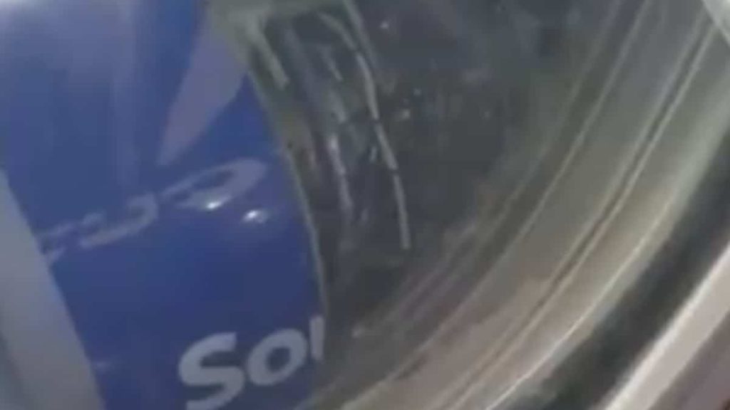 [EN VIDÉO] A Boeing 737 engine cover tears off mid-flight