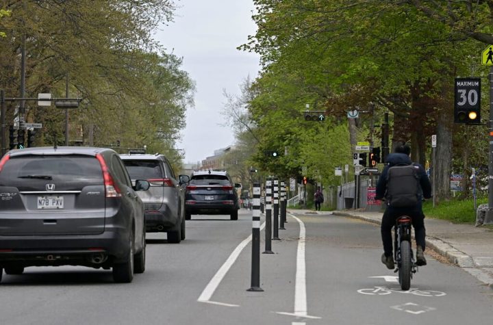 The cycle path on the Chemin Saint-Foy slowed down cars