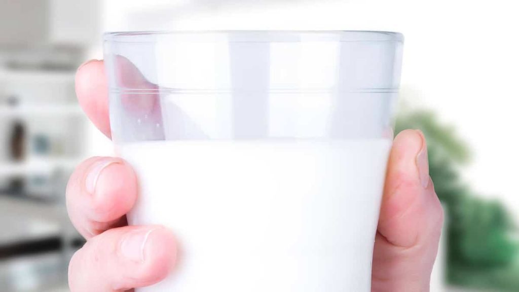 Here are the best milks for health, according to an American dietitian
