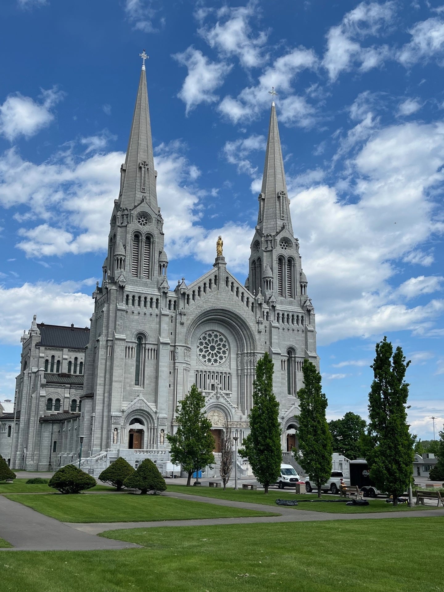 The Basilica of Sainte-Anne-de-Beaupre is located on the Marie-Hélène Prémont cycle route.  Across the street, cyclists can stop at the Apollo Cafe, which is also on the cycle path.