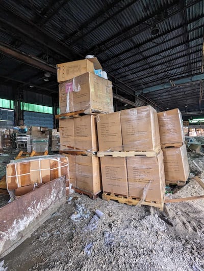 Several boxes, including syringes, solutions, surgical masks, latex gloves and visors, were stored in a dilapidated building in Val-des-Sources for recycling purposes.