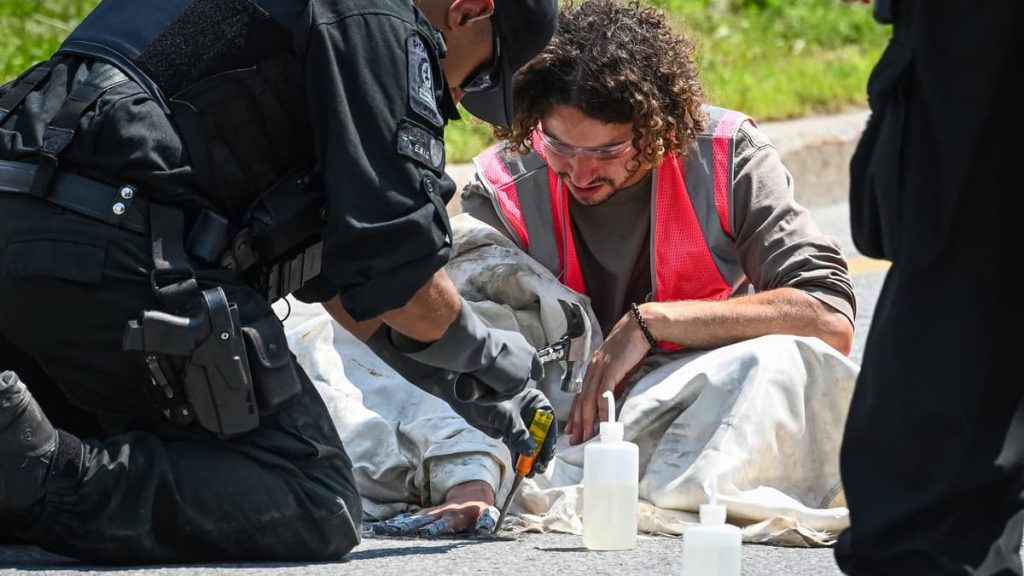 Activists still stick their hands to the ground at Montreal-Trudeau airport